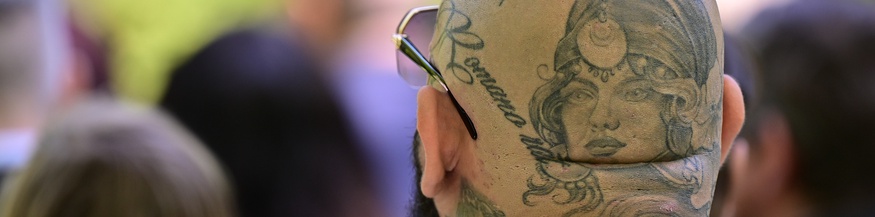 Mann mit Tattoos