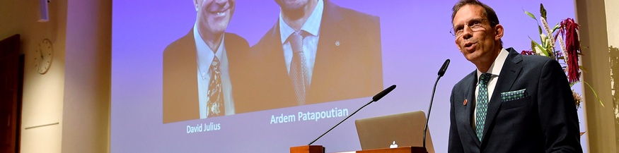 Thomas Perlmann präsentiert die Gewinner David Julius und Ardem Patapoutian