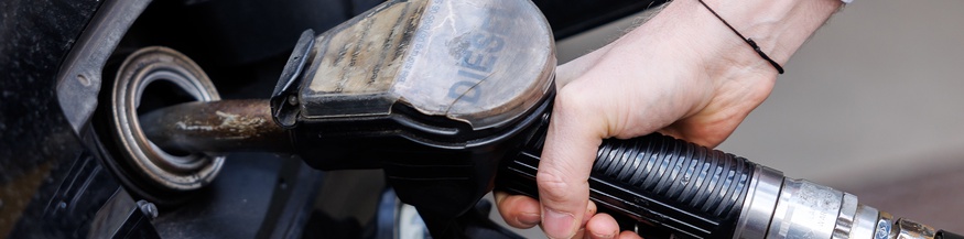 Tankstelle: Auto wird mit Diesel betankt