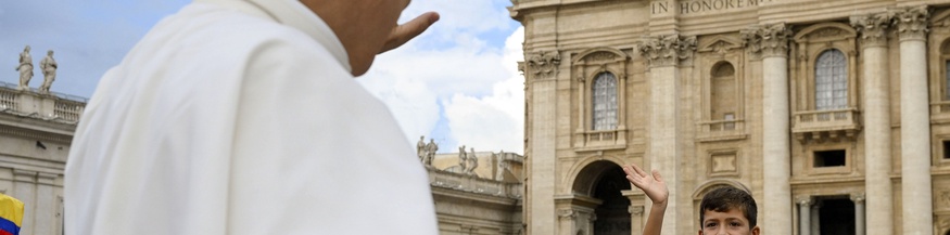 Papst Leo XIV. grüßt einen Buben