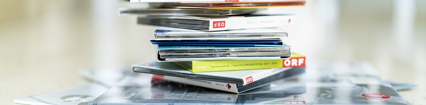 Gestapelte CDs und Langspielplatten