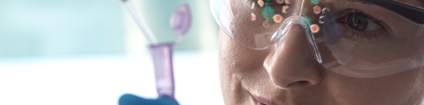 Wissenschaftlerin im Labor mit Pipette