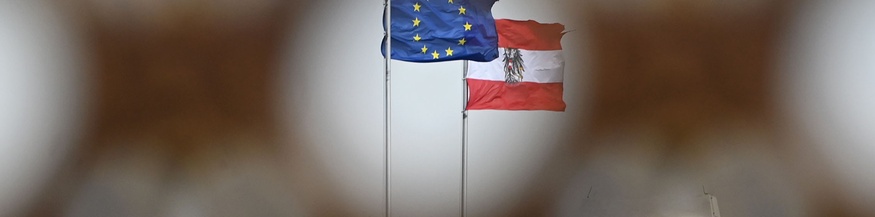 Die Österreichische und die Europäische Flagge.