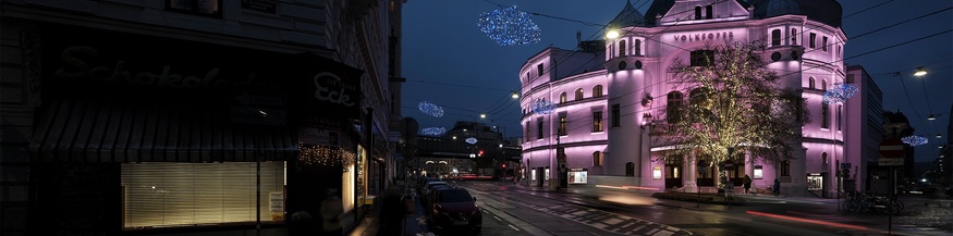 Wiener Volksoper am Abend im Advent