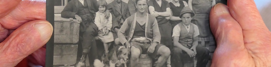 Cilli Weißbacher mit einem alten Foto, aufgenommen vorm Gasthaus Höllern, links: Martin Schützinger mit der kleinen Cilli