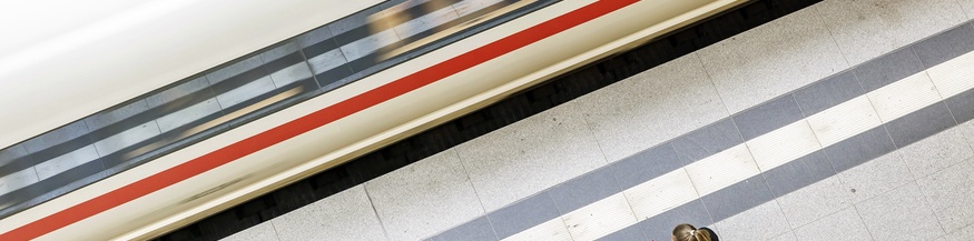 ICE am Berliner Hauptbahnhof, unschärfe und Frau am Bahnsteig