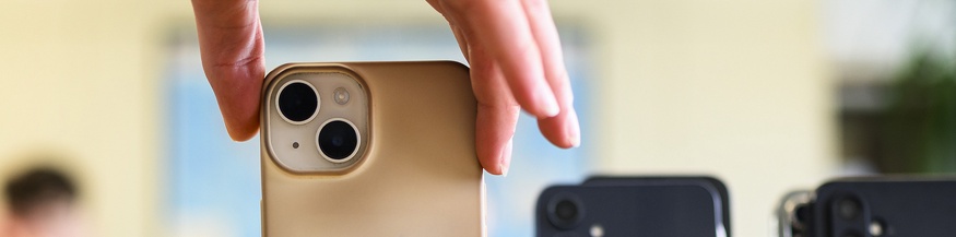 Griff nach dem Smartphone in einer Schulklasse