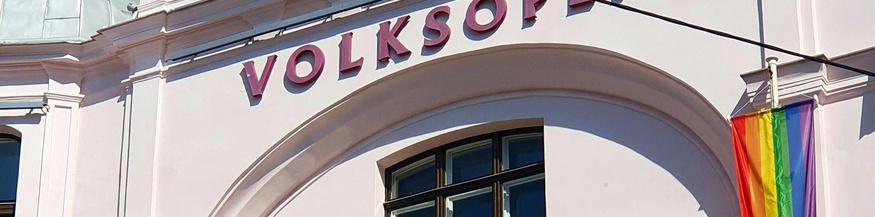 Volksoper mit Regenbogenfahnen