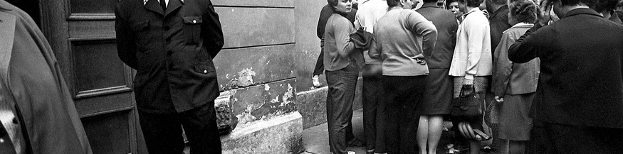 Tschechoslowakische Touristen vor der Tschechischen Botschaft in Wien, 24. August 1968