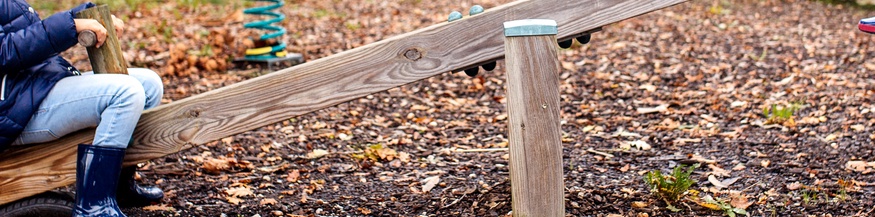 Kind auf einer Wippe, Spielplatz