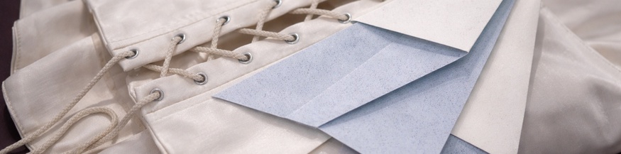 Ein Korsett mit Ai-generiertem Faltpapier