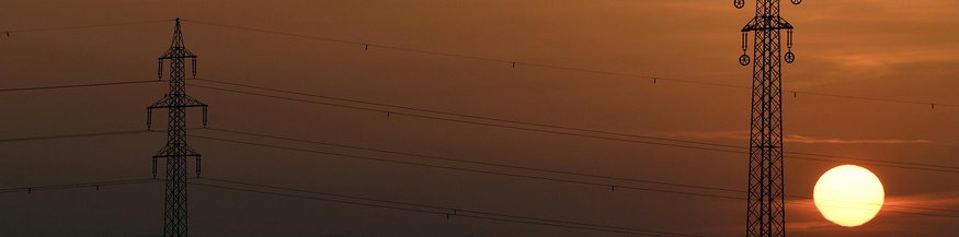 Sonnenuntergang vor Strommasten