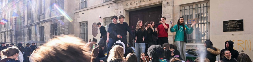 Schülerinnen protestieren in Frankreich
