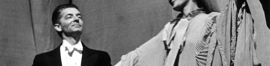 Herbert von Karajan und Maria Callas vor dem Vorhang der Wiener Staatsoper nach einem Gastspiel der Scala di Milano mit "Lucia di Lammermoor", 1956