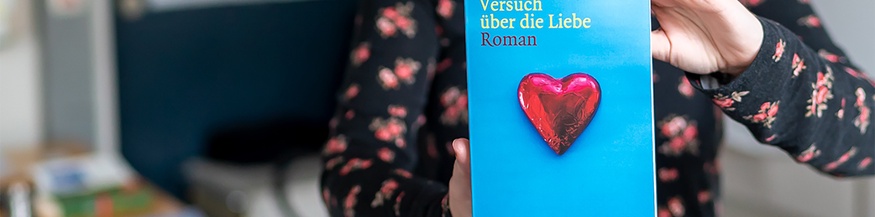 Julia Reuter hält Buch in Händen: Alain de Botton: "Versuch über die Liebe"