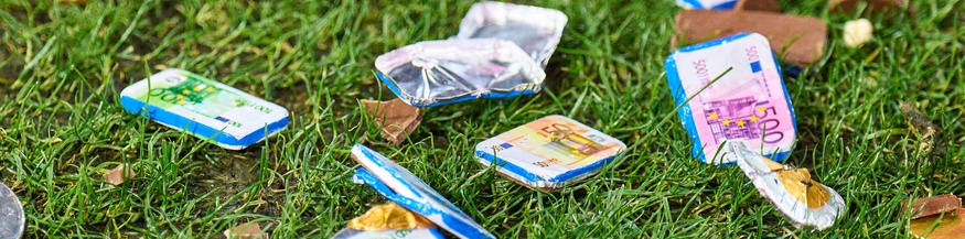 Schokoladen Geld auf einem Rasen