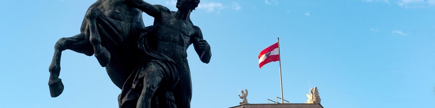 Parlament in Wien, österreichische Fahne