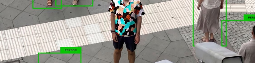Digitales Camouflage: T-Shirt des Künstlers Simon Weckert