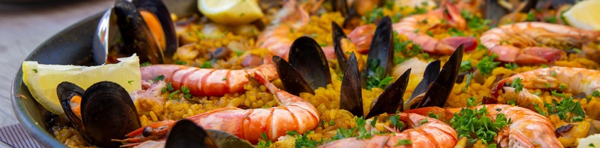  Nahaufnahme einer Paella mit Scampi und anderen Meeresfrüchten