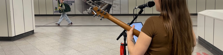 Straßenmusikerin Sarah Wolfsberger  in einer U-Bahnstation