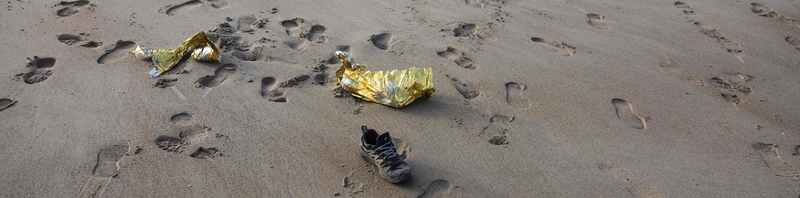 Schuhe und Spuren im Sand