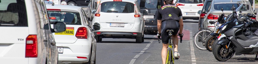 Fahrradfahrer und Autos in Wien