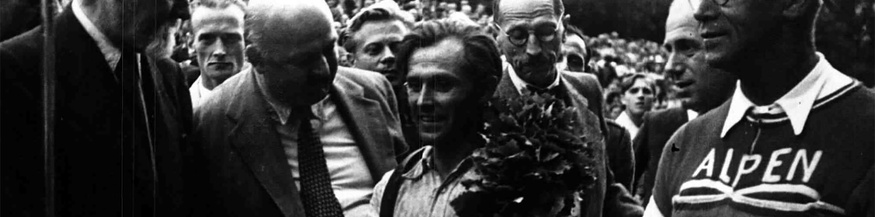 Bundespräsident Körner gratuliert Richard Menapace zum Sieg der Österreich-Radrundfahrt, 1949