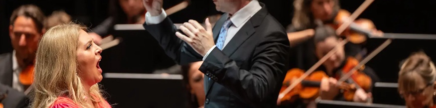 Dorottya Láng (Mezzosopran) und Leo McFall (Dirigent)