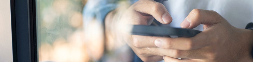 Jugendlicher mit Smartphone