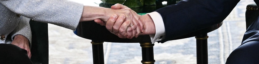 Händeschütteln zwischen Ursula von der Leyen und Donald Trump