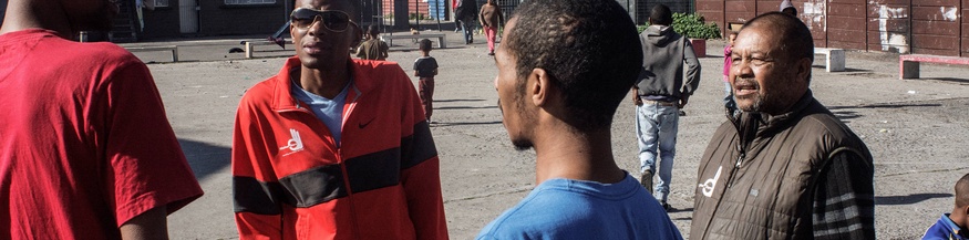 Sozialarbeite reden mit Gangmitgliedern in Südafrika.