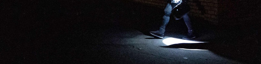 Person mit Taschenlampe in der Nacht