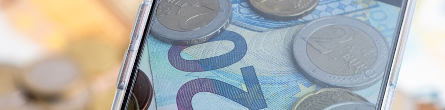 Geld auf dem Handy-Bildschirm