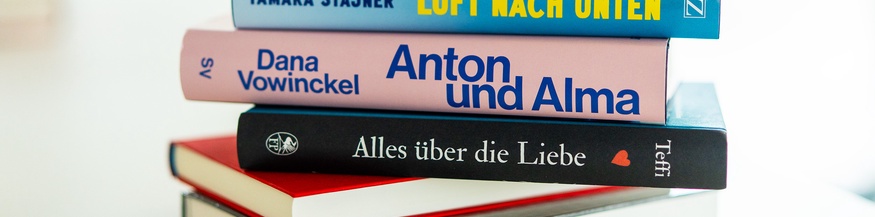 Bücherstapel für eine Ex-Libris-Ausgabe: Luft nach unten, Anton und Alma, Alles über die Liebe