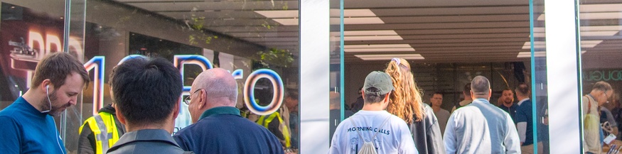 Menschen vor einem Handyshop, Apple-Store