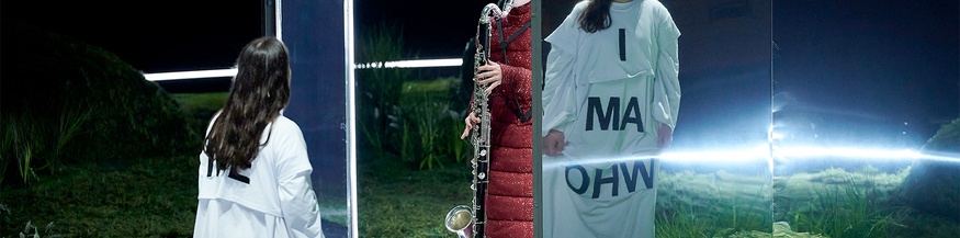 Álfheiður Erla Guðmundsdóttir als Alice und Teresa Doblinger als Raupe