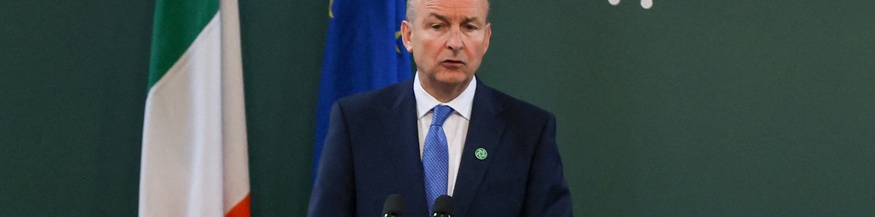Foto: Irlands Premierminister Micheal Martin vor irischer und europäischer Flagge