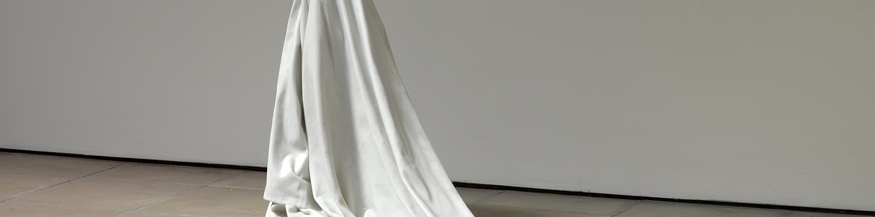 "Tell my mother not to worry" von Ryan Gander