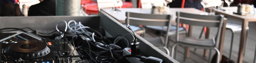 DJ in einem Gastrolokal