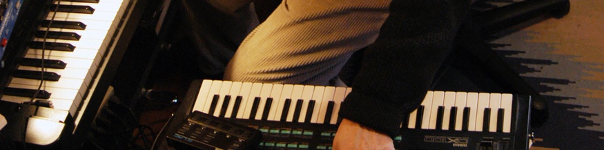 Mann mit Keyboards im Heimstudio