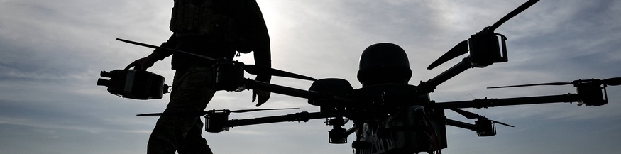 Ukrainischer Soldat mit einer scdhweren Mehrrotor-Bomberdrohne