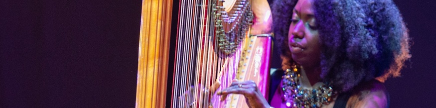 Brandee Younger spielt die Harfe