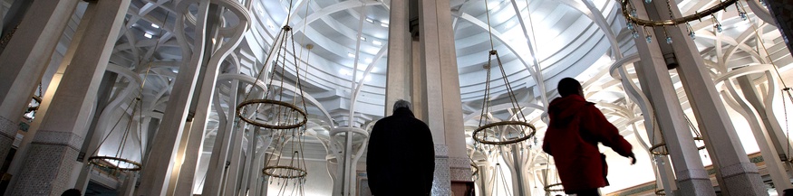 Betende Menschen in der Moschee in Rom