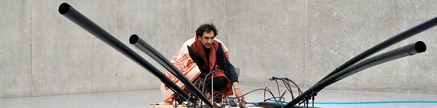 Tarek Atoui beim Ausstellungsaufbau im Kunsthaus Bregenz, 2024