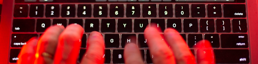 Tastatur eines Laptops in rotem Licht
