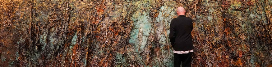 Anselm Kiefer vor seinem Kunstwerk