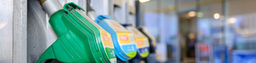 Zapfsäulen an moderner Tankstelle