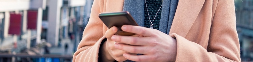 Frau mit Smartphone im Freien