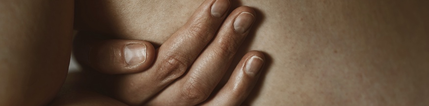 Intime Szene einer Hand die einen Körper berührt