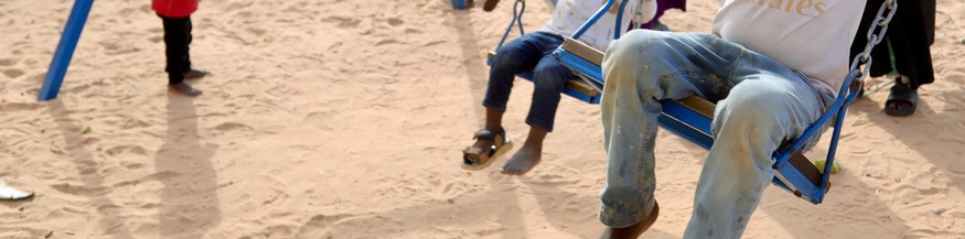 Flüchtlingskinder aus dem Sudan auf Schaukeln